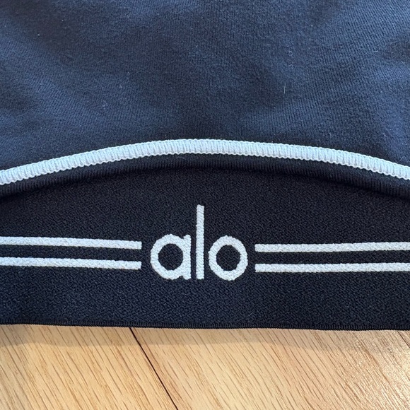 ALO Yoga Black Airbrush Heart Throb Set - Picture 3 of 15